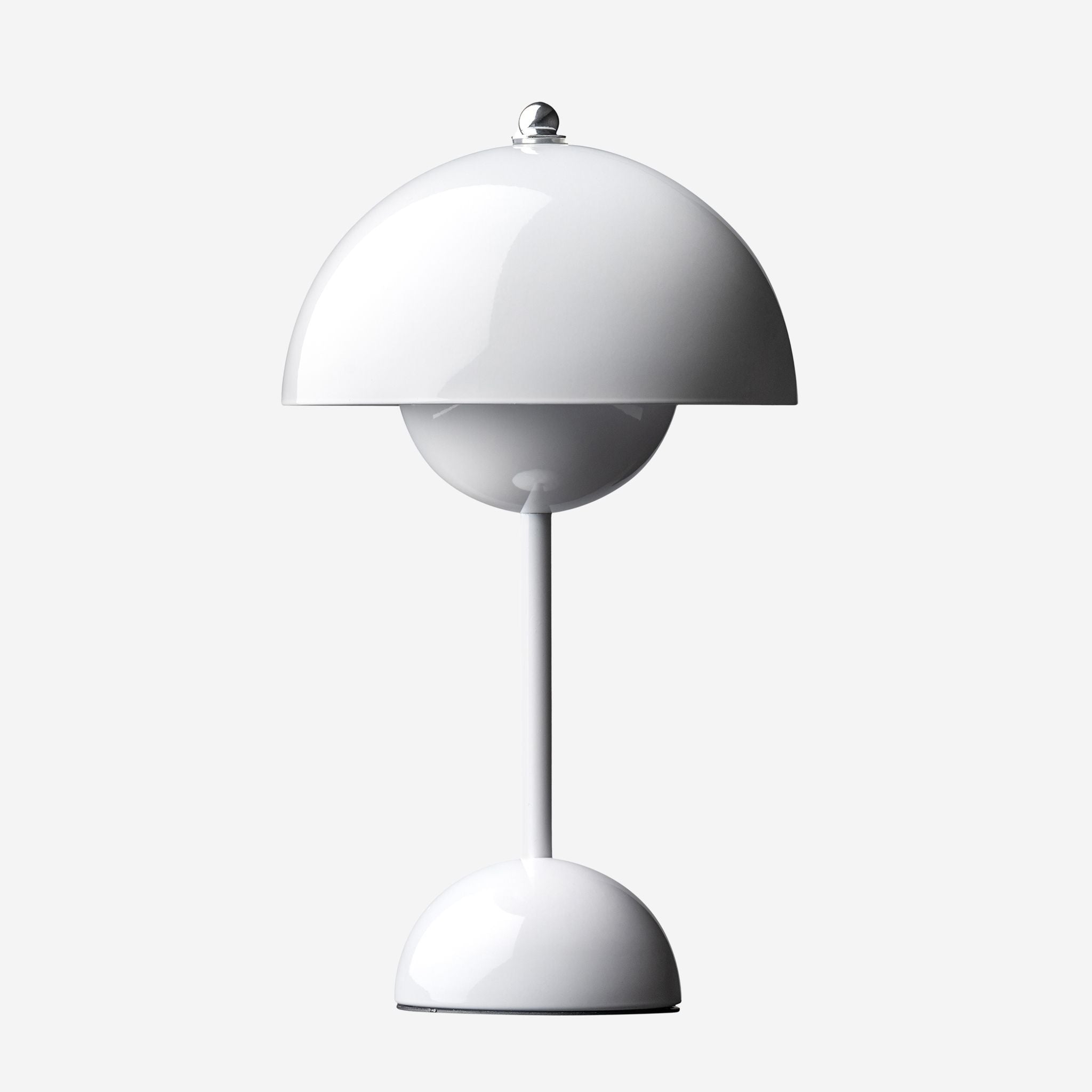 Portabel bordslampa Flowerbud i vit med rund skärm och tidlös design - trendig accessoar i heminredning 