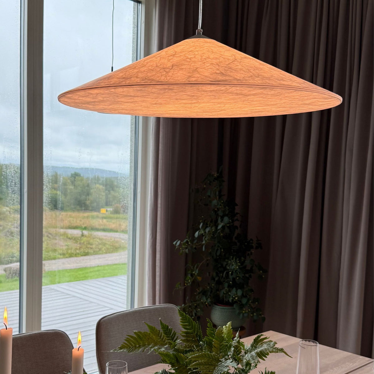 Närbild på Delta taklampa tänd över matbord