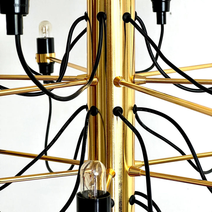 Detalj av Elegant Ljuskrona 30 i mässing med centrumpelare och armar