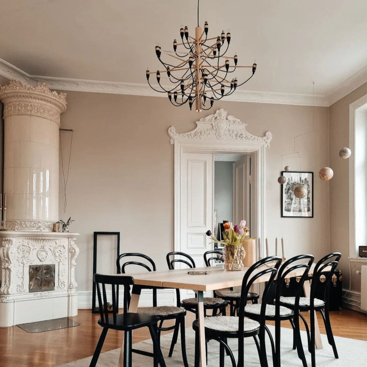 Elegant Ljuskrona 30 i mässing över matbord i klassisk matsal med varm belysning och exklusiv känsla