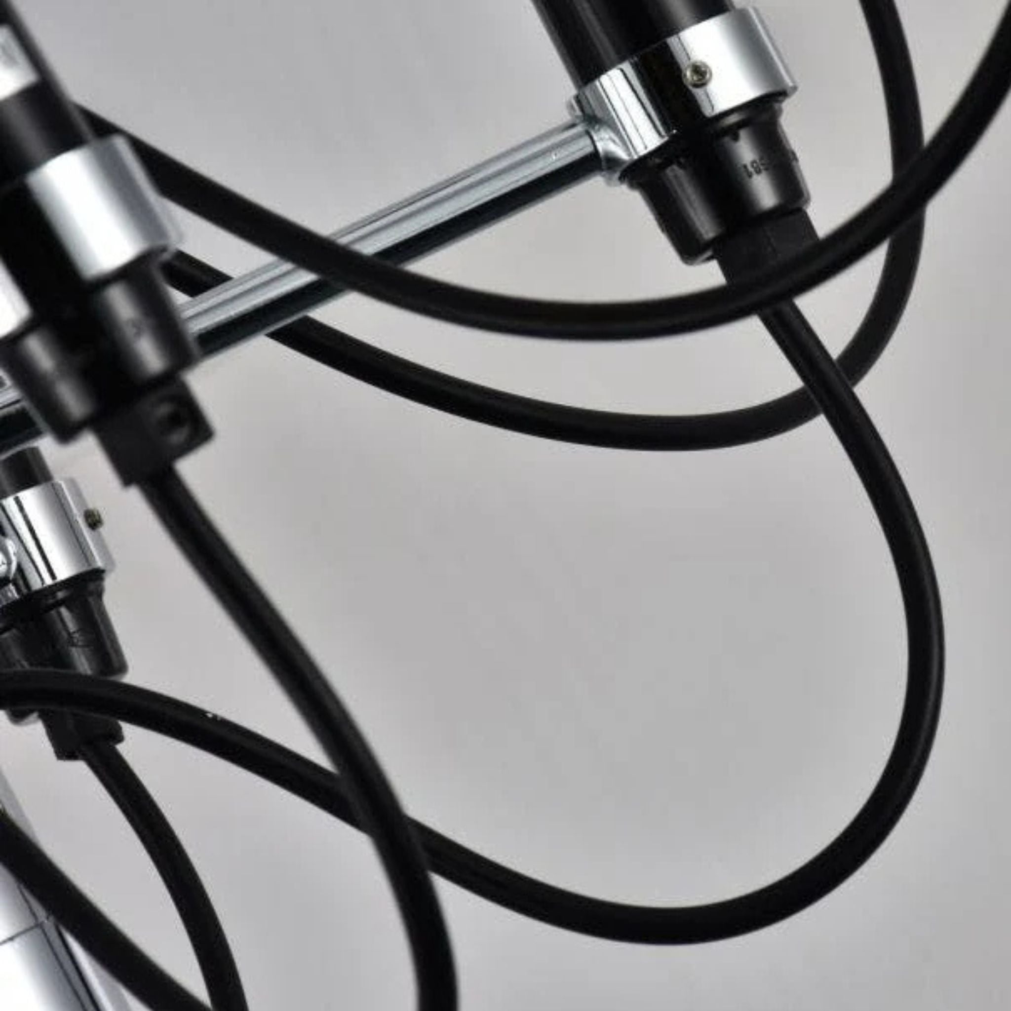 Detalj av Elegant Ljuskrona 30 i silver med synliga armar och kablage