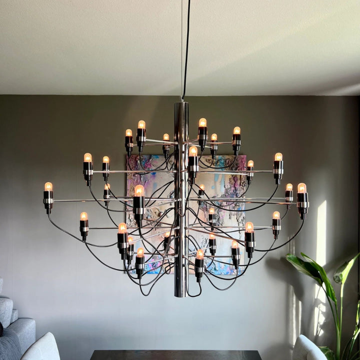 Elegant Ljuskrona 30 i svart metall med flera armar och tända ljuskällor, stilren taklampa för matsal eller vardagsrum