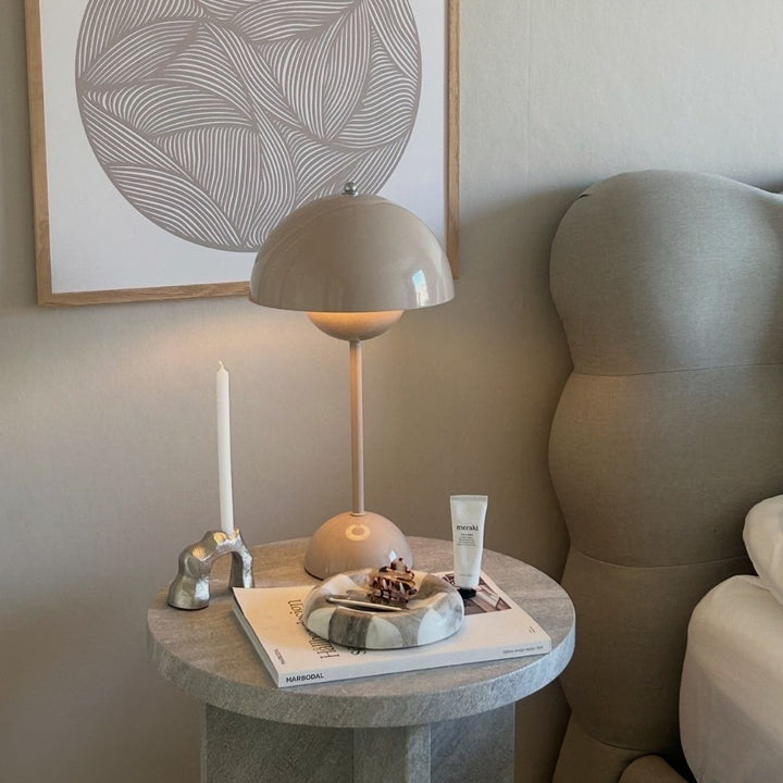 Flowerbud bordslampa 42 cm i greige med sladd på sängbord – stilren design med varmt och behagligt ljus i sovrum