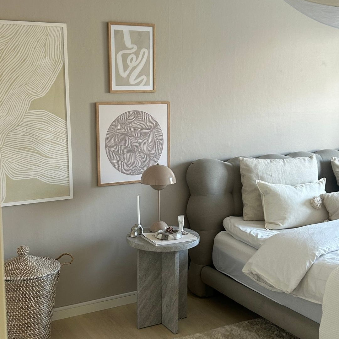 Flowerbud bordslampa 42 cm i greige med sladd i harmoniskt sovrum – modern och stilren belysning i skandinavisk inredning