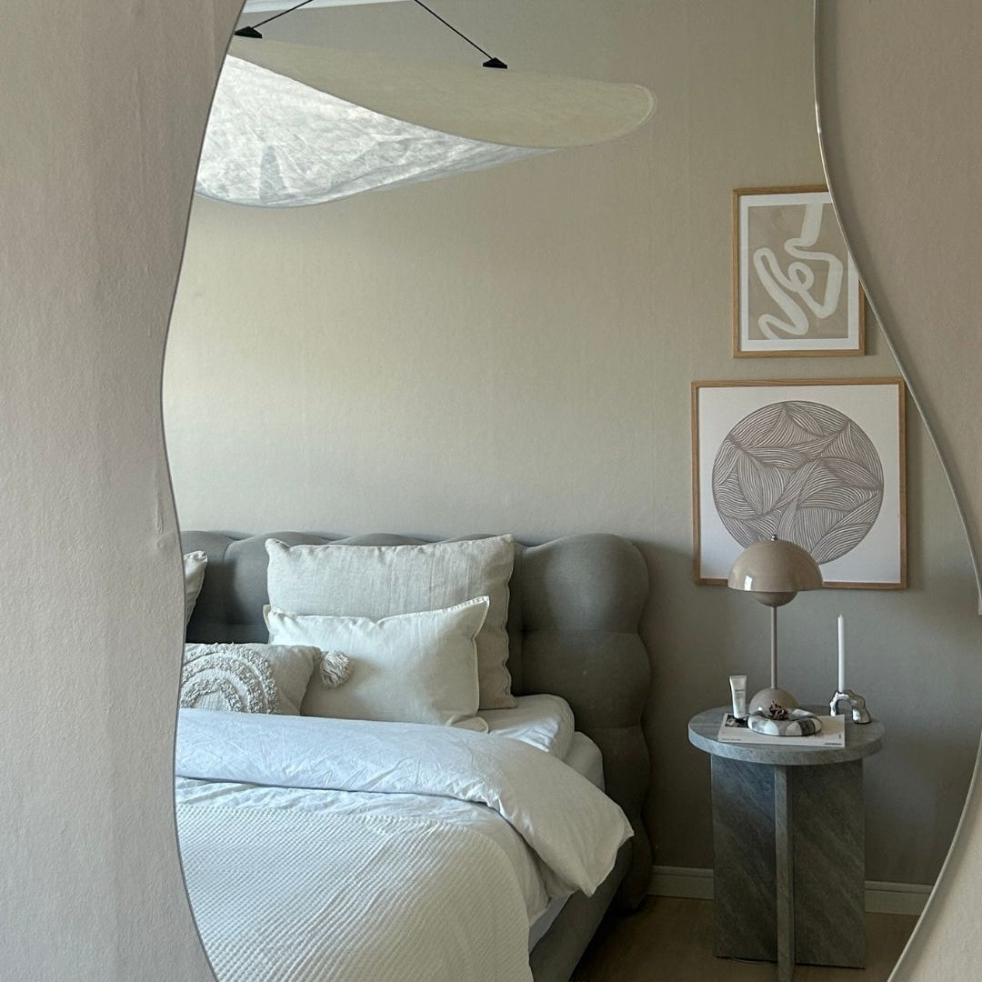 Flowerbud bordslampa 42 cm i greige med sladd speglas i spegel – elegant belysning i lugn sovrumsmiljö