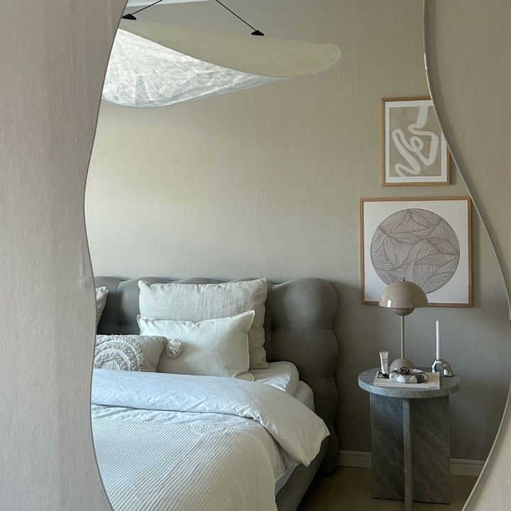 Flowerbud bordslampa 42 cm i greige med sladd speglas i spegel – elegant belysning i lugn sovrumsmiljö