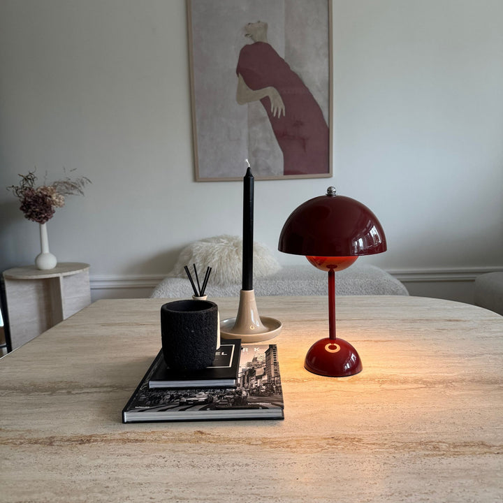 Flowerbud bordslampa i röd placerad på matbord som dekorativ designbelysning i skandinavisk inredning.