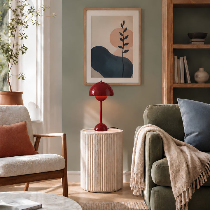 vardagsrum.jpg
Röd Flowerbud bordslampa 42 cm med sladd placerad på sidobord i ett modernt skandinaviskt vardagsrum