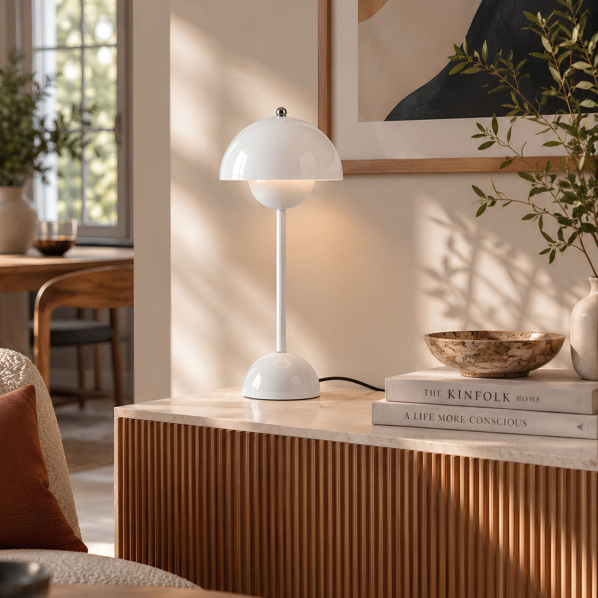 Vit Flowerbud bordslampa 42 cm med sladd placerad på skänk i en modern och varm inredningsmiljö