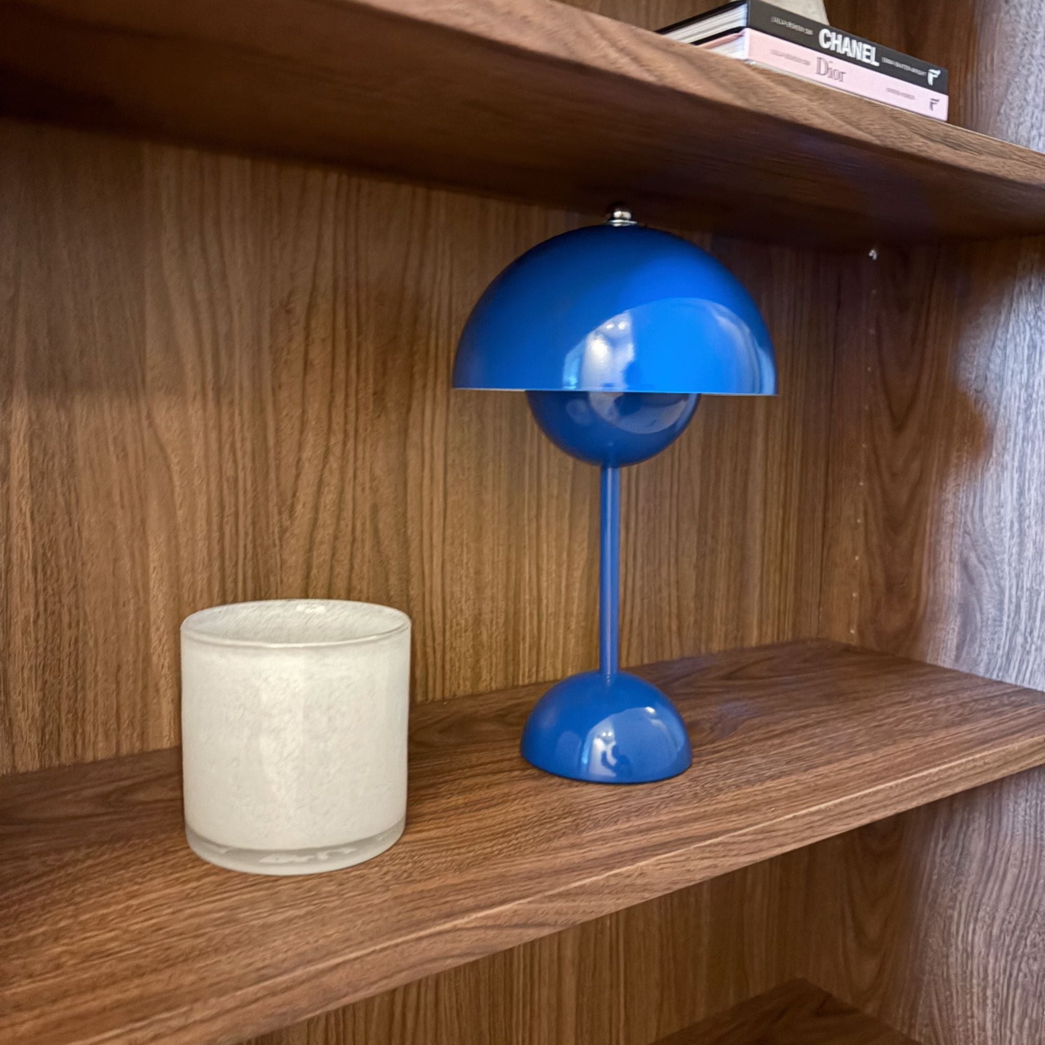 portabel bordslampa Flowerbud mörkblå på hylla i trä med modern skandinavisk inredning