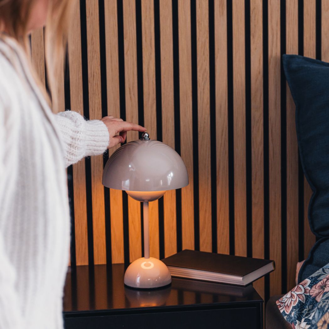 Flowerbud portabel bordslampa i greige på sidobord i sovrum