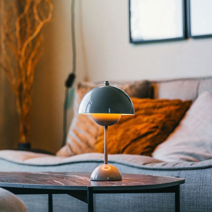 Flowerbud portabel bordslampa i greige på soffbord i vardagsrum