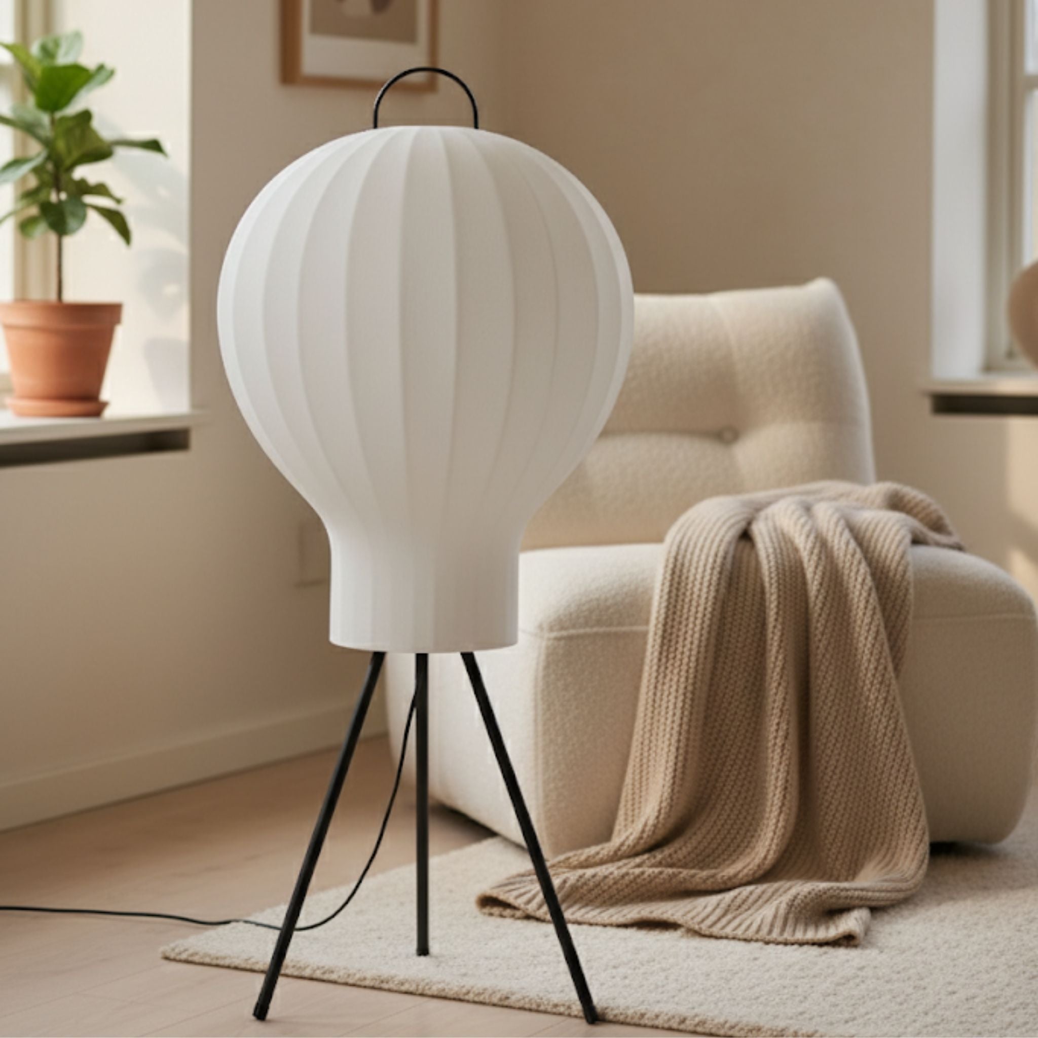 Golvlampa Bubble placerad i ett ljust vardagsrum med skandinavisk inredning som ger mjuk och stämningsfull belysning.