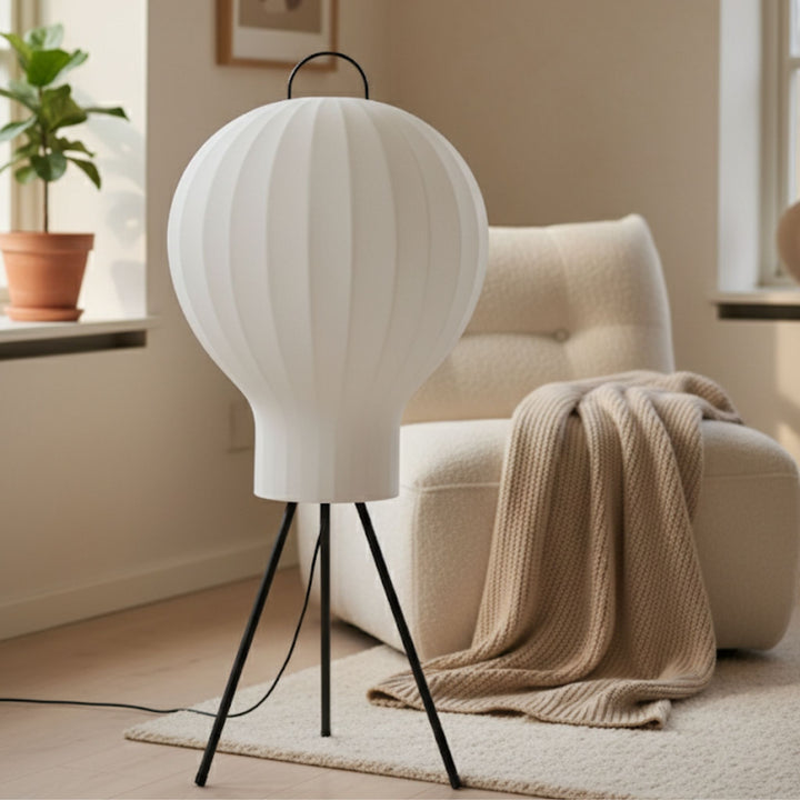 Golvlampa Bubble placerad i ett ljust vardagsrum med skandinavisk inredning som ger mjuk och stämningsfull belysning.