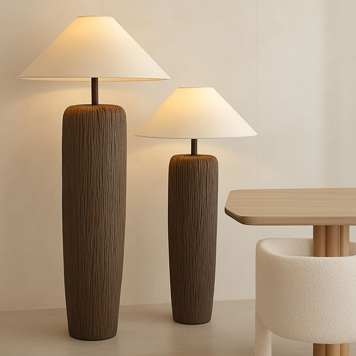 Golvlampa Savannah vid matplats med träbord – dekorativ golvlampa som tillför ljus och karaktär till rummet.