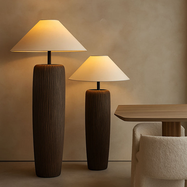 Golvlampa Savannah vid matplats med träbord – dekorativ golvlampa som tillför värme och karaktär till rummet.