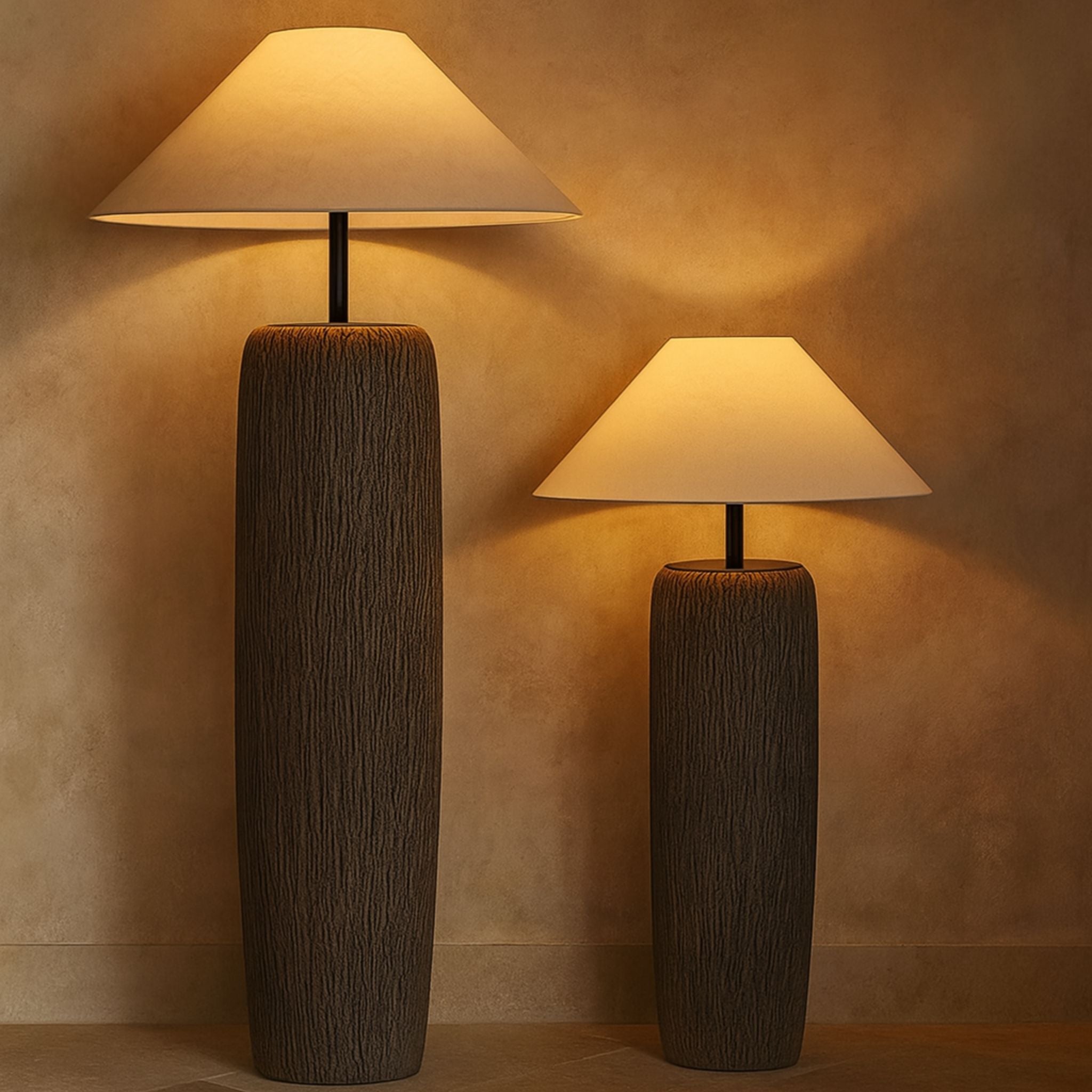 Golvlampa Savannah med tänd belysning i kvällsmiljö – mjukt ljus som skapar en ombonad och exklusiv atmosfär.