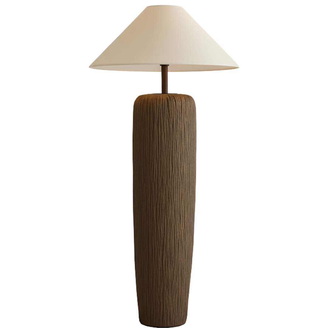 Golvlampa Savannah i naturfärgat trä med konisk lampskärm i textil – skandinavisk golvlampa med varm och tidlös design