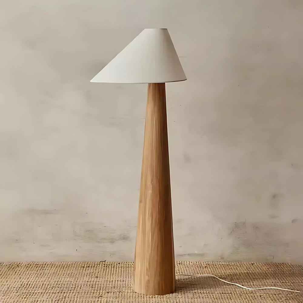Golvlampa Timber i massivt trä placerad i modern interiör med varm och naturlig känsla.