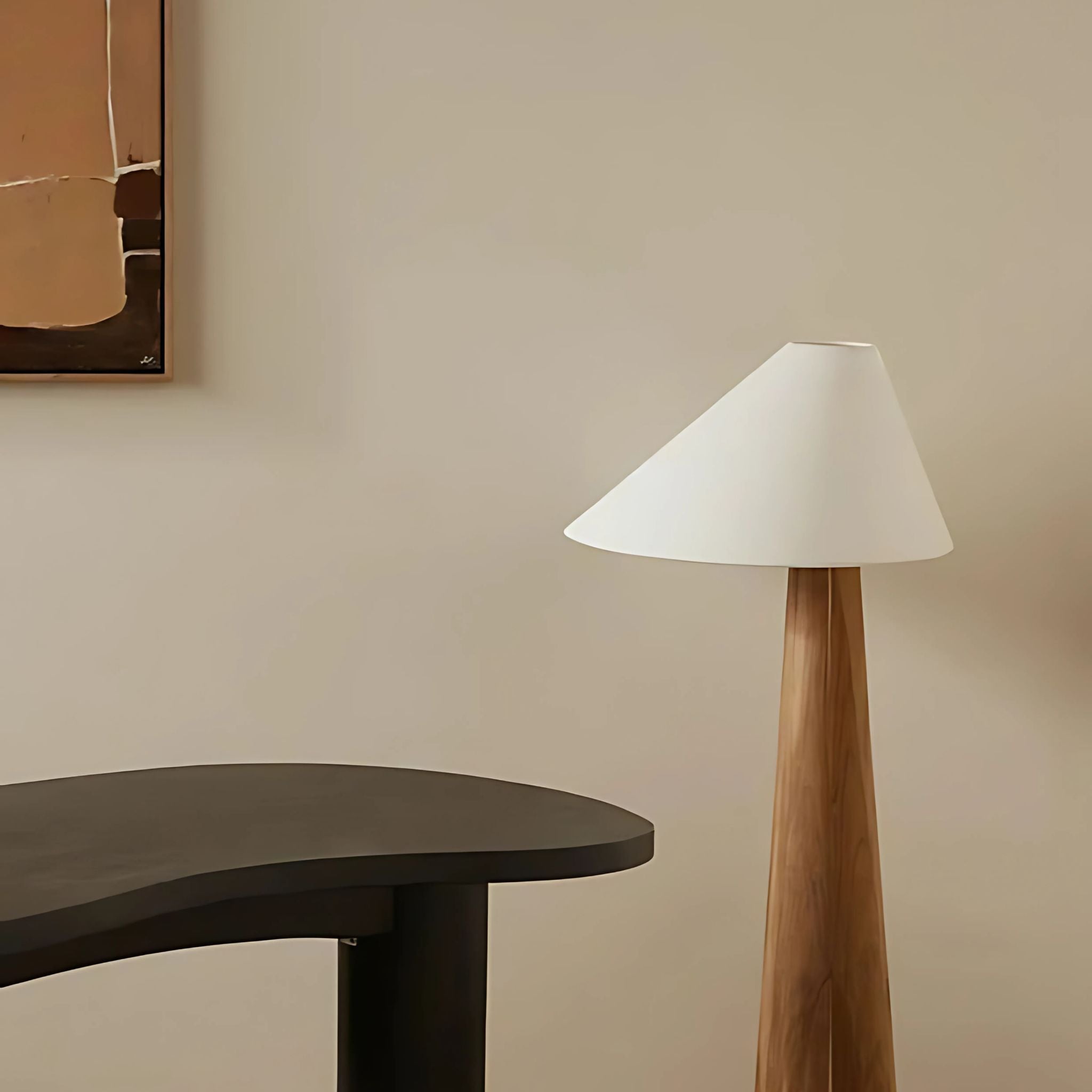 Golvlampa Timber i ett stilrent skandinaviskt hem med naturliga material och mjuka färgtoner.