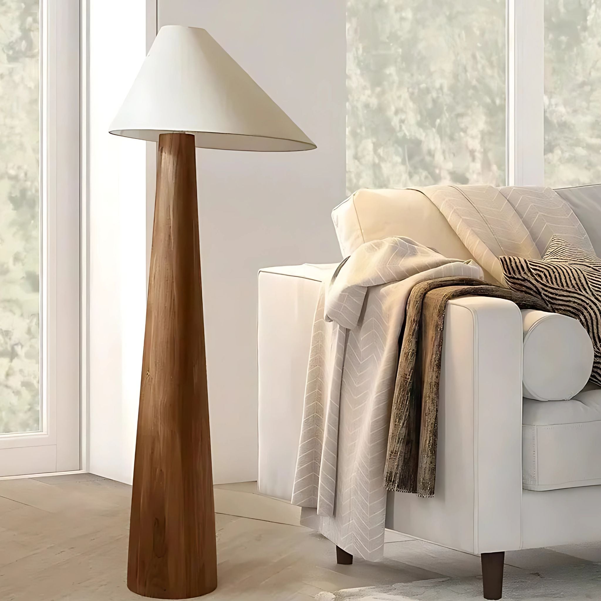 Golvlampa Timber i vardagsrum med skandinavisk inredning, ljusa textilier och naturligt ljus.