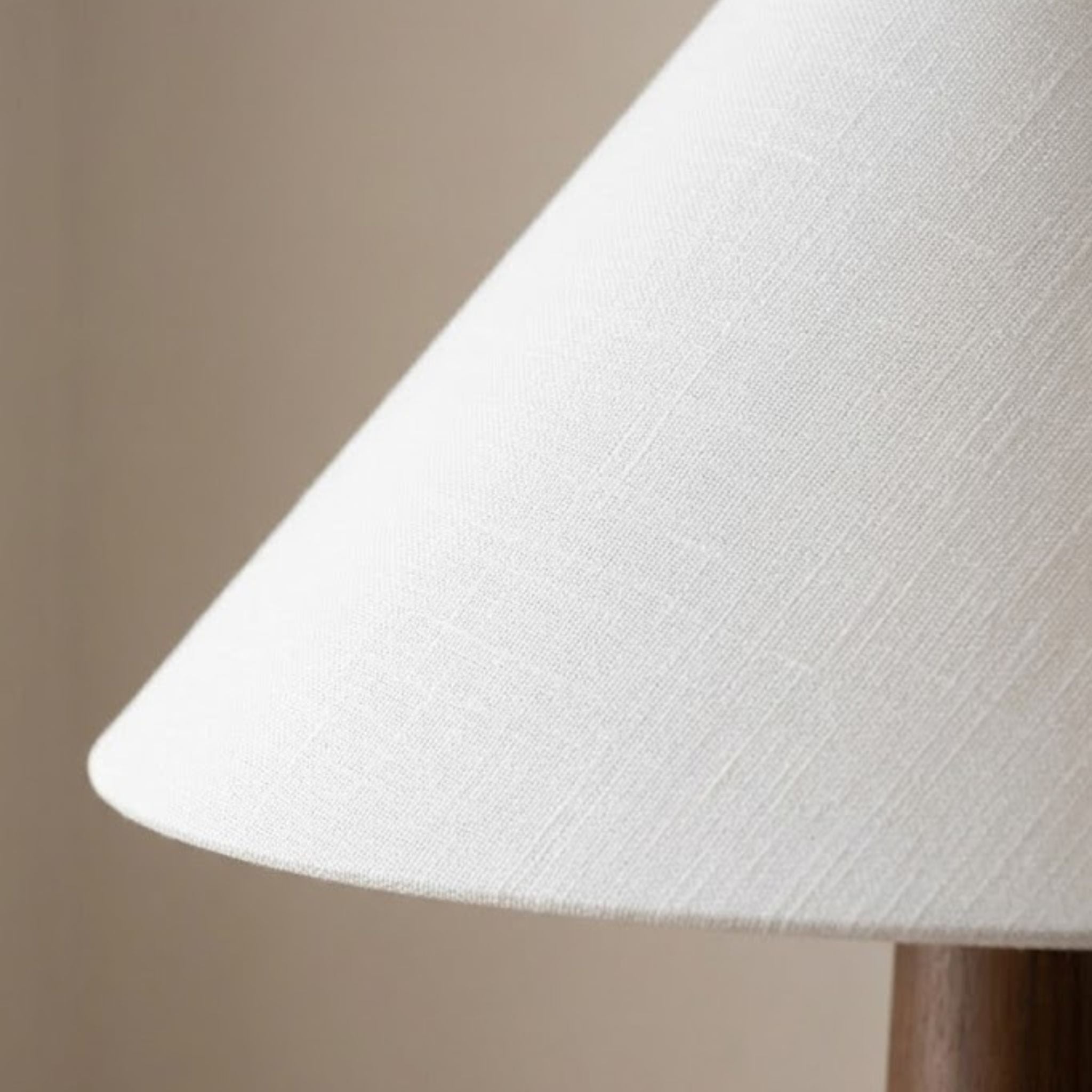 Närbild av vit textilskärm på golvlampa Timber i modern skandinavisk design