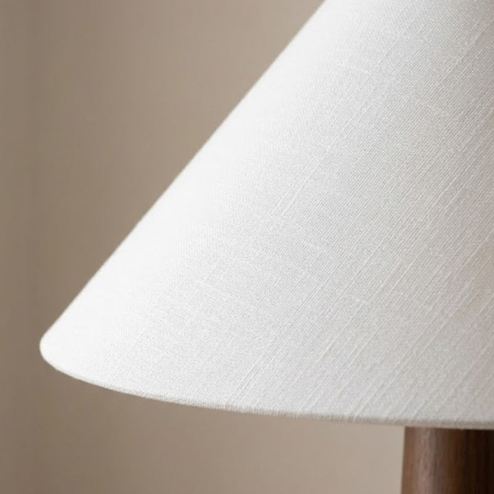 Närbild av vit textilskärm på golvlampa Timber i modern skandinavisk design