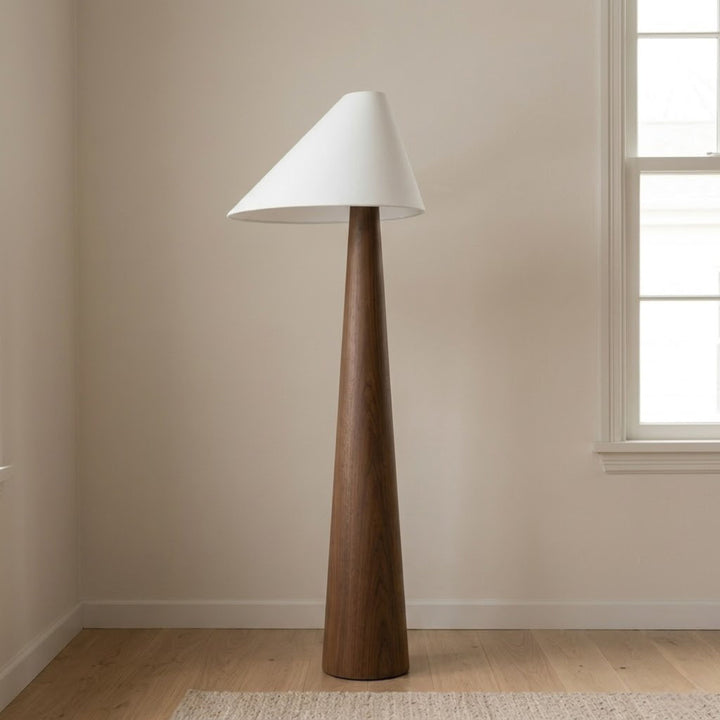 Golvlampa Timber med hög konformad träbas och vit textilskärm i stilren skandinavisk design