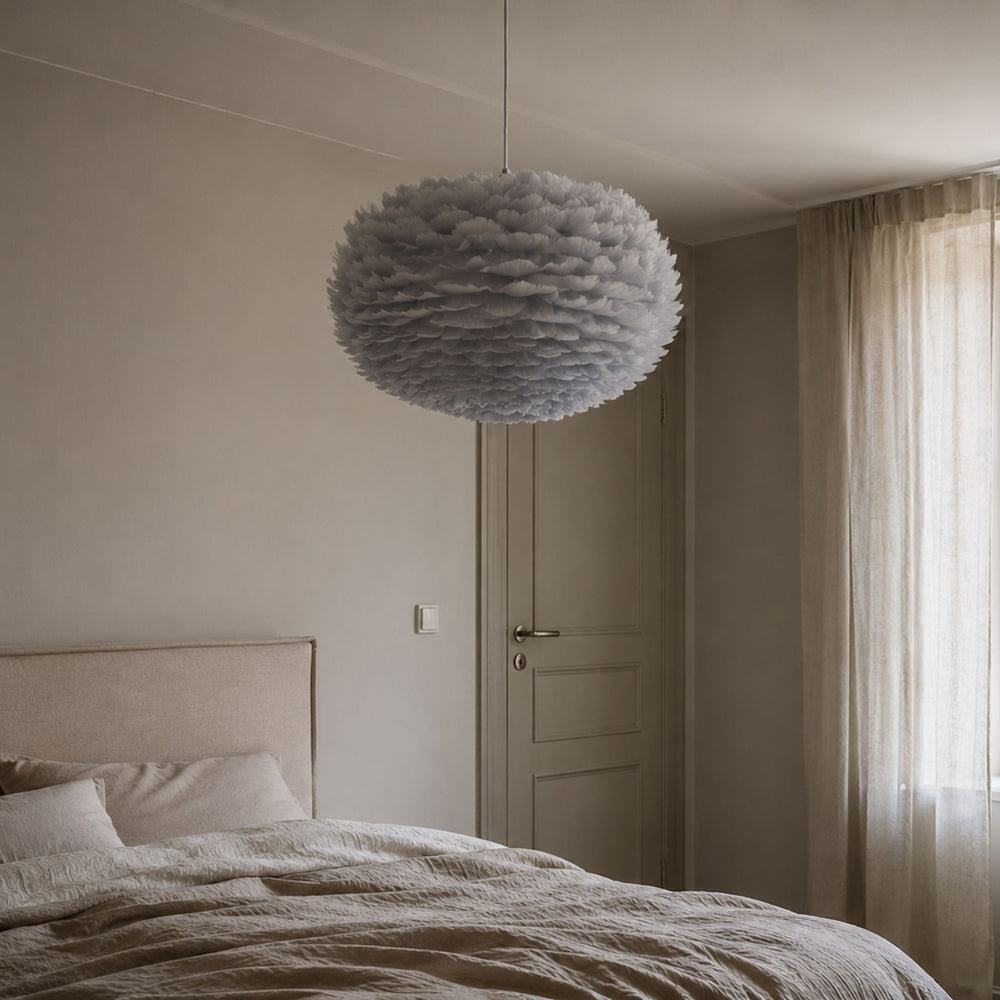 Goosy taklampa i grå färg ovanför säng i skandinaviskt sovrum med ljusa textilier, greige väggar och lugn hotellkänsla