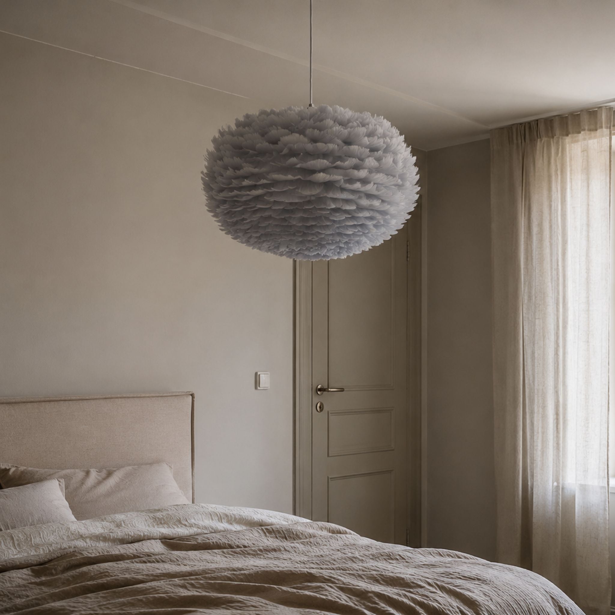 Goosy taklampa i grå färg ovanför säng i skandinaviskt sovrum med ljusa textilier, greige väggar och lugn hotellkänsla