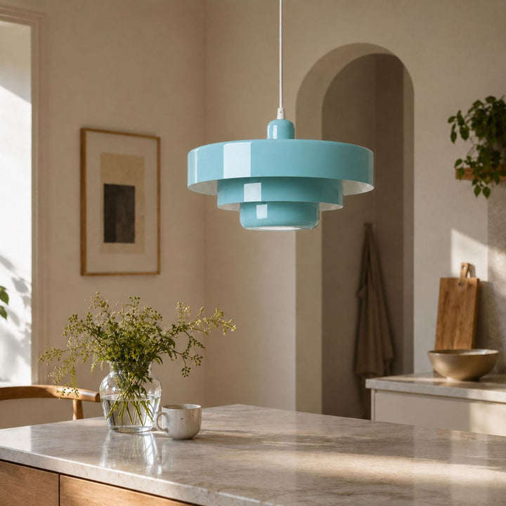 Italia taklampa i ljusblå färg placerad över en köksö i ett modernt kök