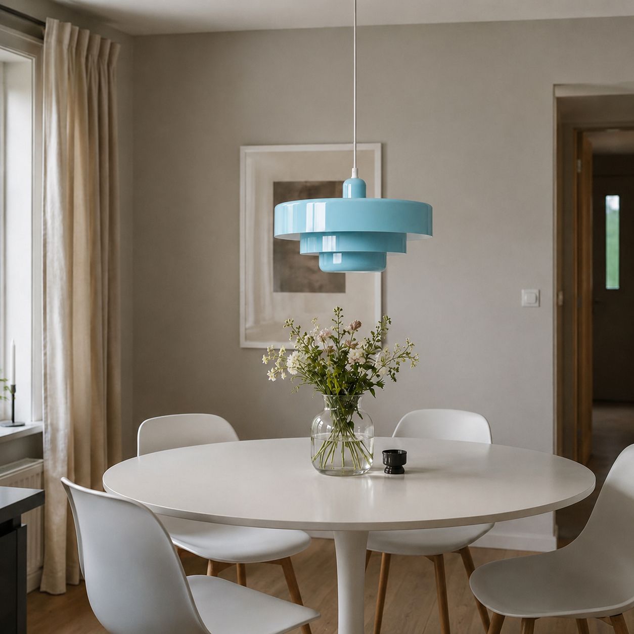 Ljusblå Italia taklampa över runt matbord i en modern skandinavisk matplats