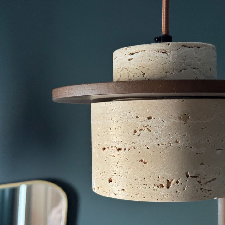 Kanso taklampa i travertin – närbild på natursten och trädetalj i modern design