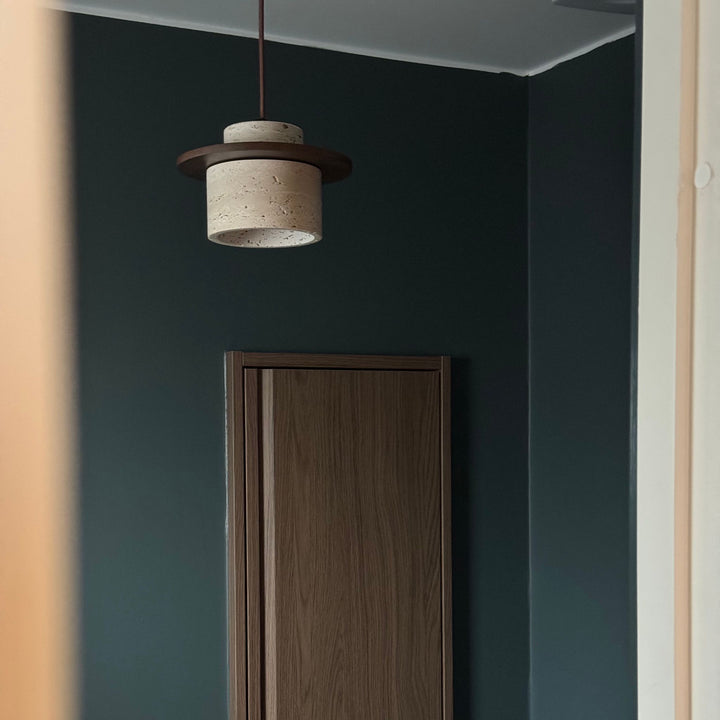 Kanso taklampa i travertin och trä i modernt badrum med mörkgrön vägg och skandinavisk inredning