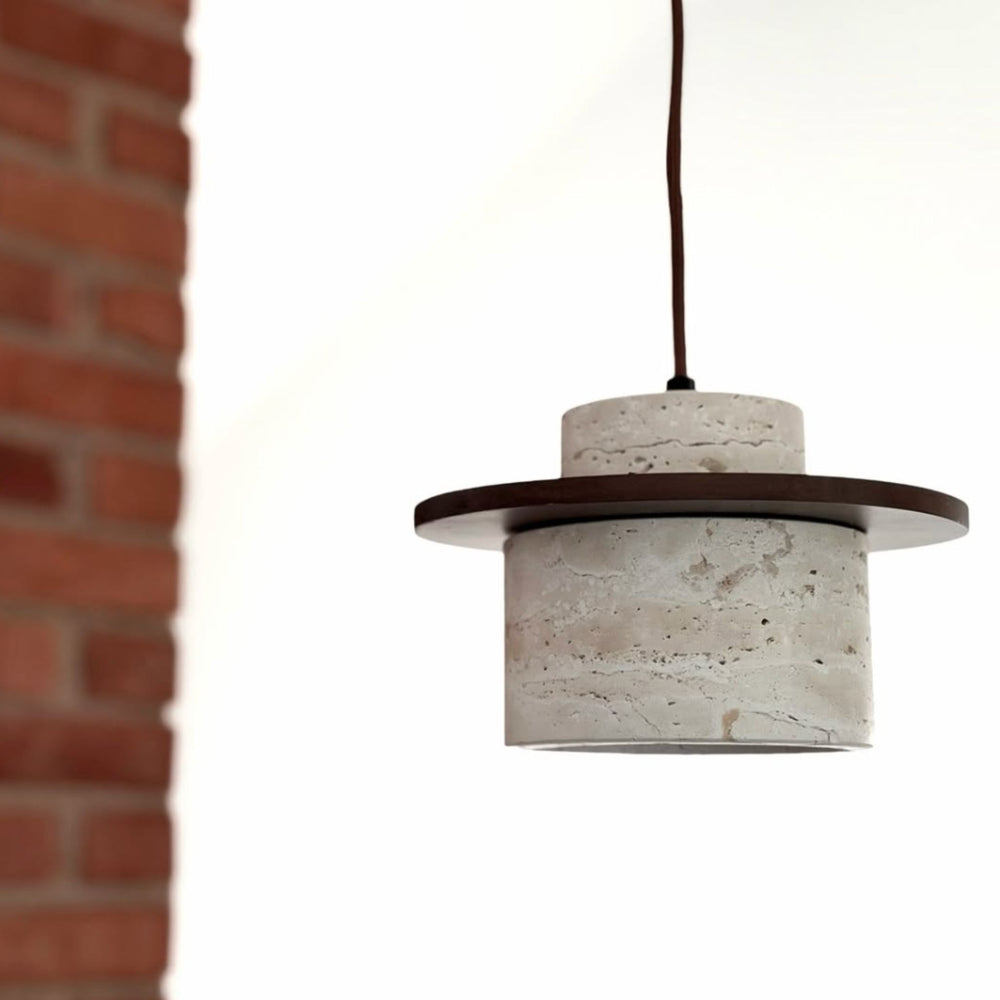 Kanso taklampa i travertine natursten med minimalistisk skandinavisk design och varm belysning