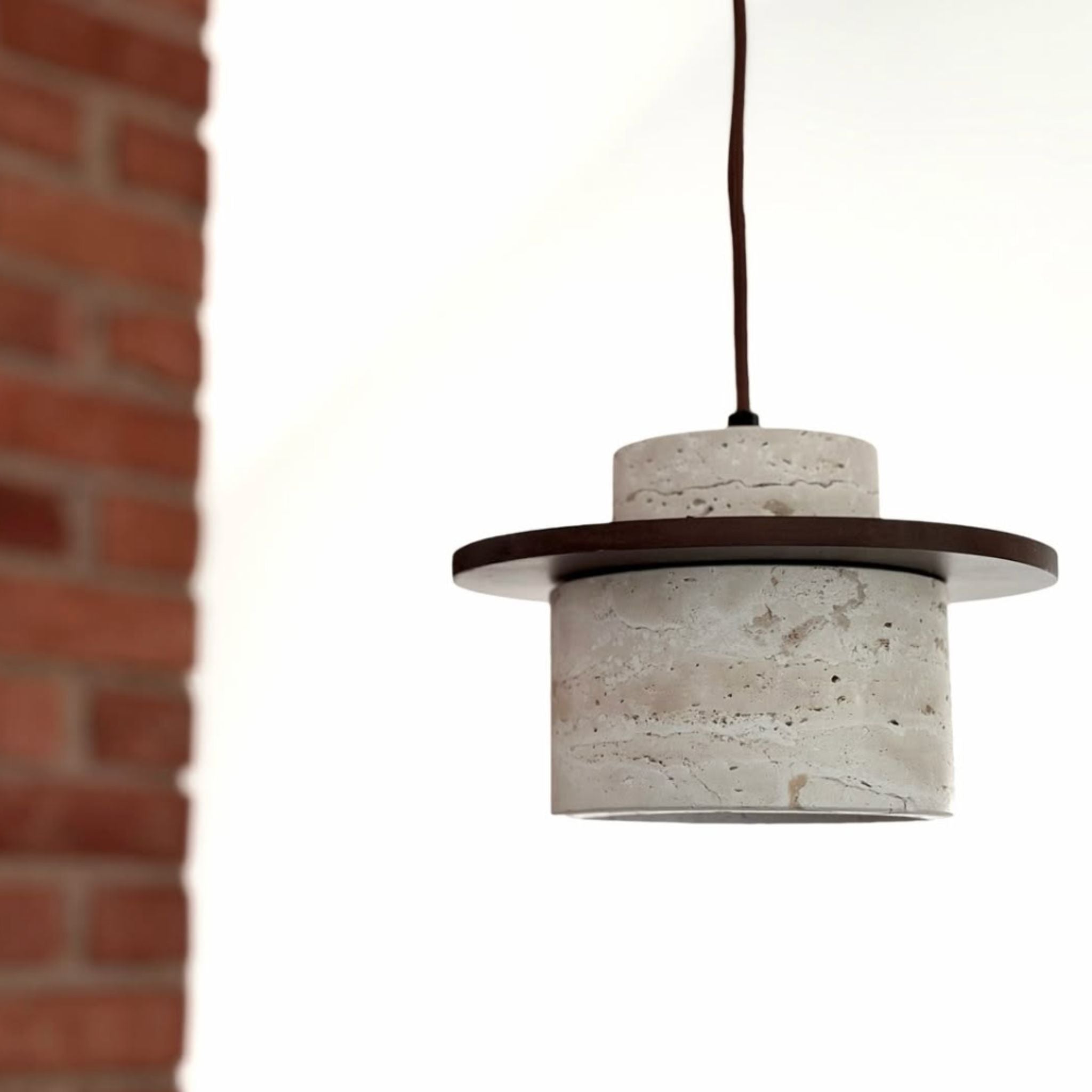 Kanso taklampa i travertine natursten med minimalistisk skandinavisk design och varm belysning