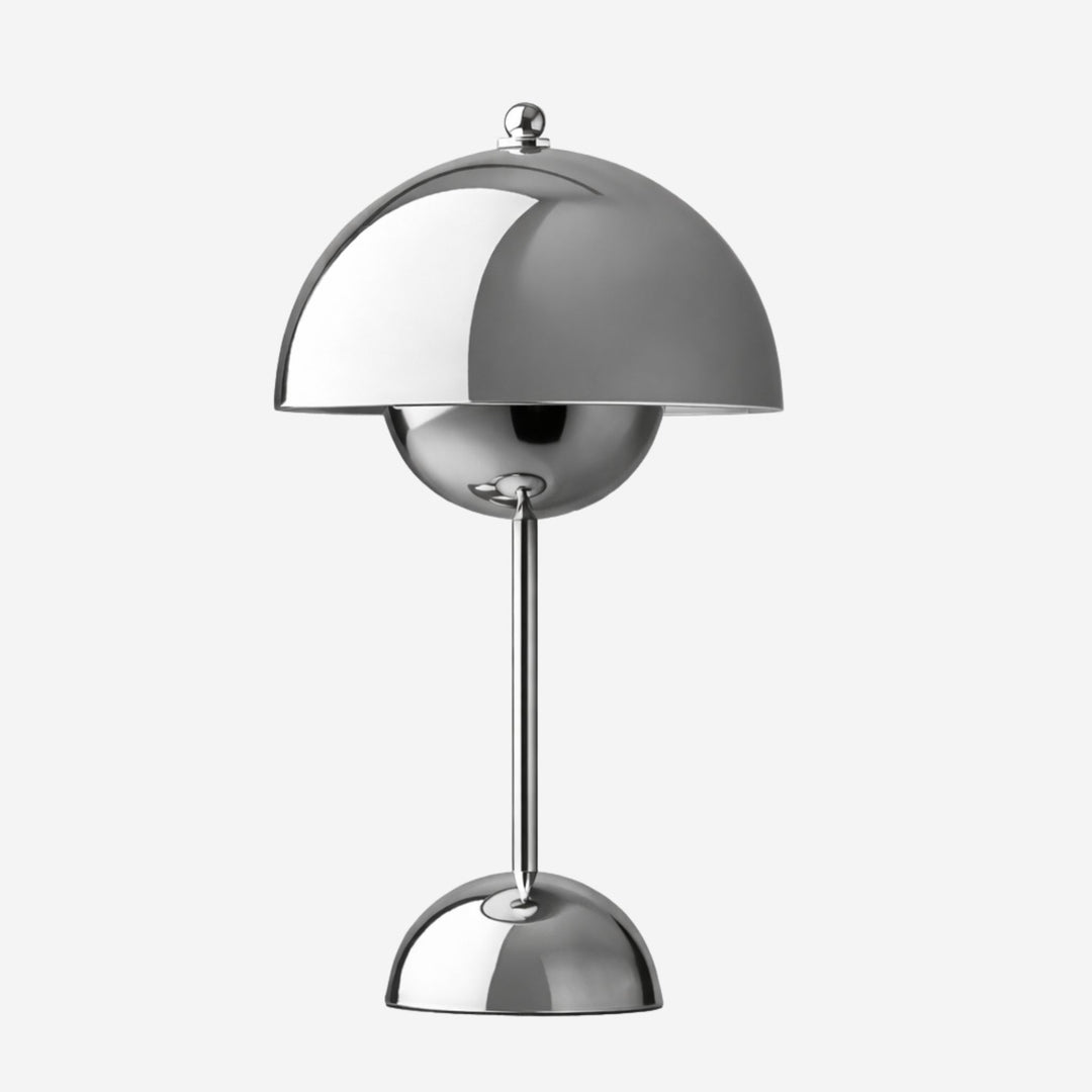 Krom Flowerbud portabel bordslampa i blank metall med modern design och rund skärm, uppladdningsbar för stilren belysning