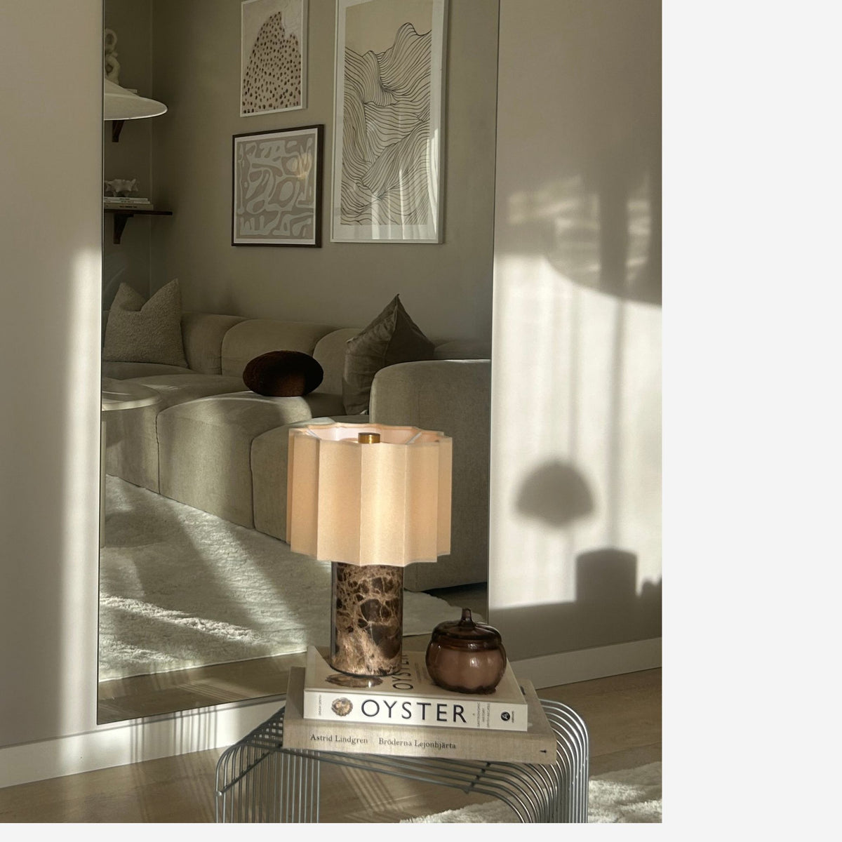 Portabel Monolit Breccia bordslampa med dekorativ beige skärm och mörk marmormönstrad fot i modernt vardagsrum