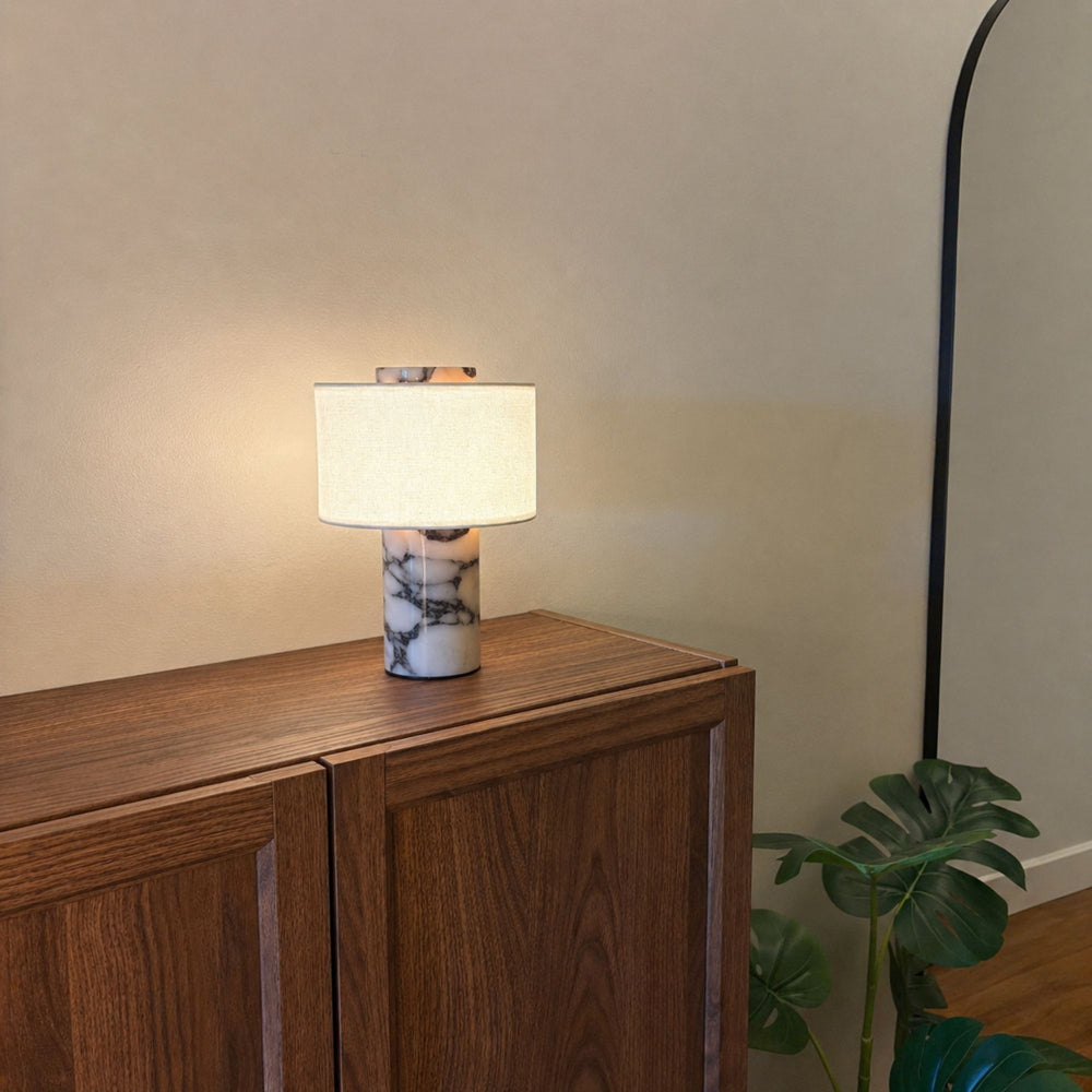 Monolit portabel bordslampa i marble natursten med textilskärm på träskåp stilren skandinavisk belysning