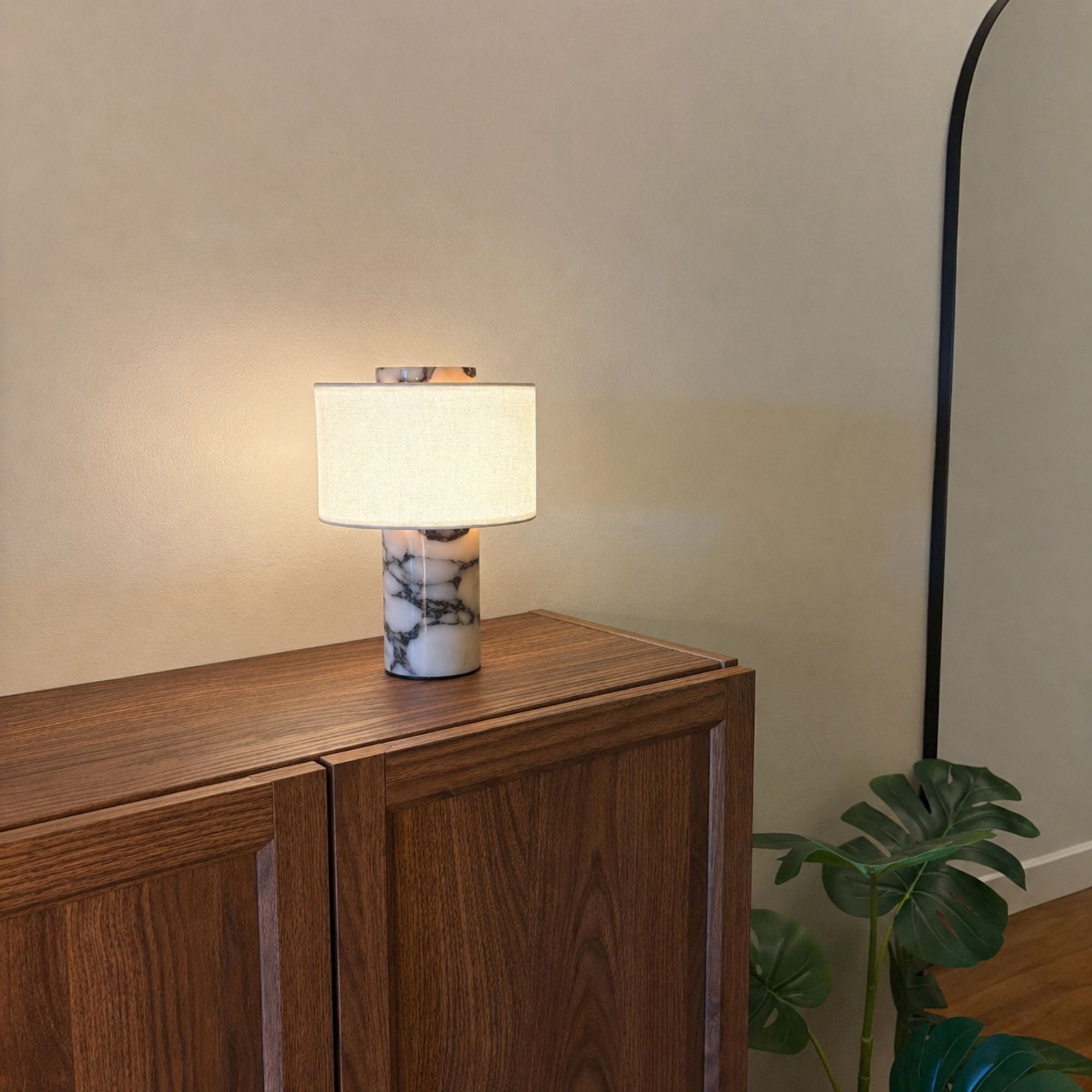 Monolit portabel bordslampa i marble natursten med textilskärm på träskåp stilren skandinavisk belysning