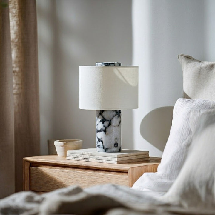 portabel bordslampa travertin Monolit med linne skärm i beige ton i skandinaviskt sovrum