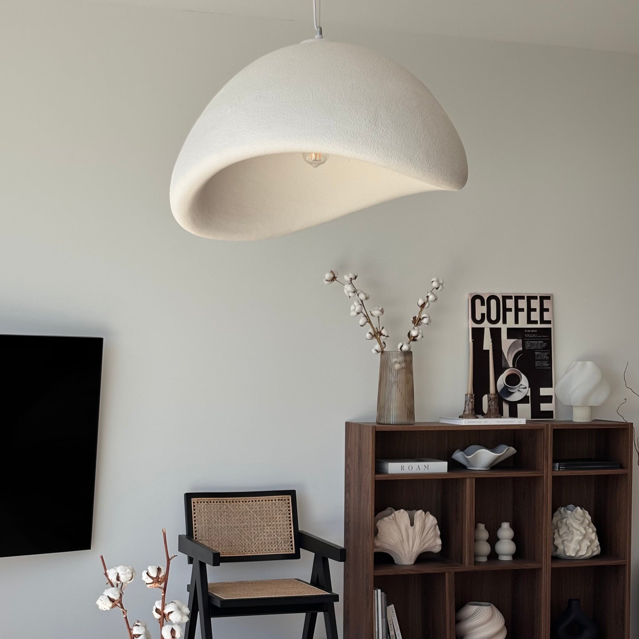 Portabel Monolit bordslampa i travertin natursten och Wabi Sabi Wave taklampa i modernt skandinaviskt vardagsrum