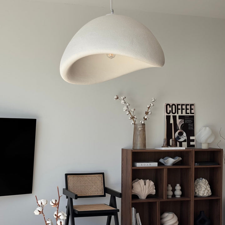 Portabel Monolit bordslampa i travertin natursten och Wabi Sabi Wave taklampa i modernt skandinaviskt vardagsrum