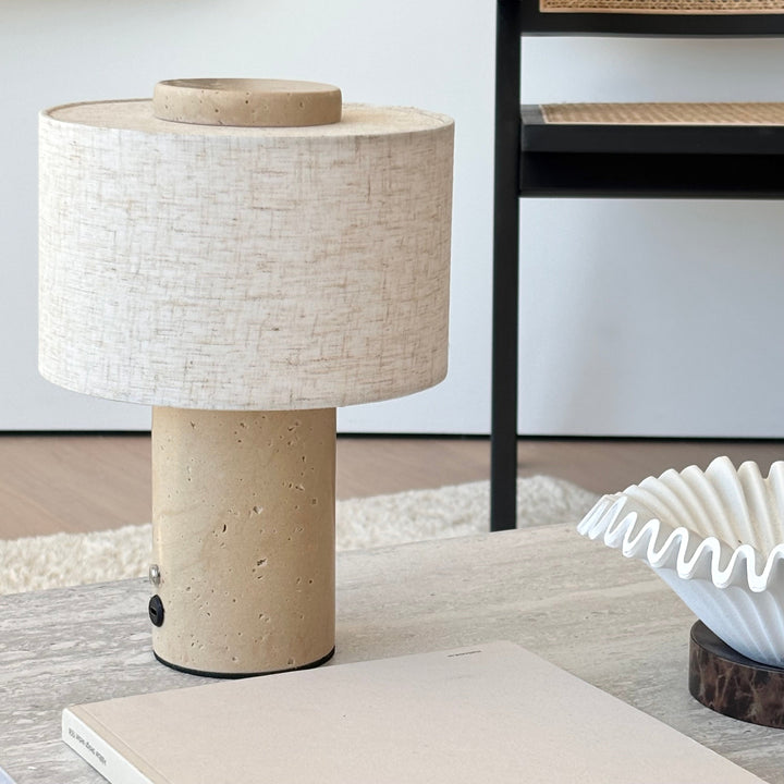 Portabel bordslampa i travertin natursten med beige textilskärm – Monolit design i modern skandinavisk inredning
