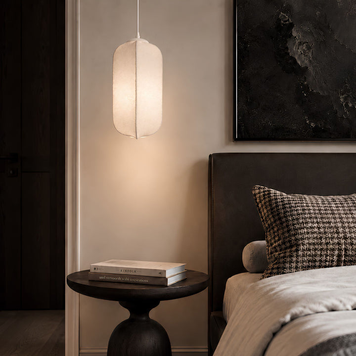Nebbia oval taklampa i vitt med mjukt ljus ovanför sidobord i elegant sovrumsmiljö