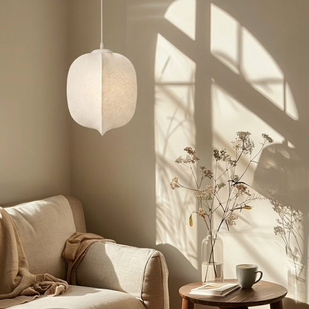 Nebbia Pebble taklampa i beige vardagsrum med mjukt varmvitt ljus