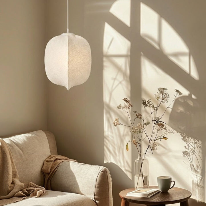 Nebbia Pebble taklampa i beige vardagsrum med mjukt varmvitt ljus