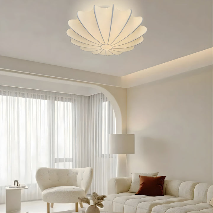 Plafond Nimbus monterad i vardagsrum med mjukt ljus i skandinavisk miljö