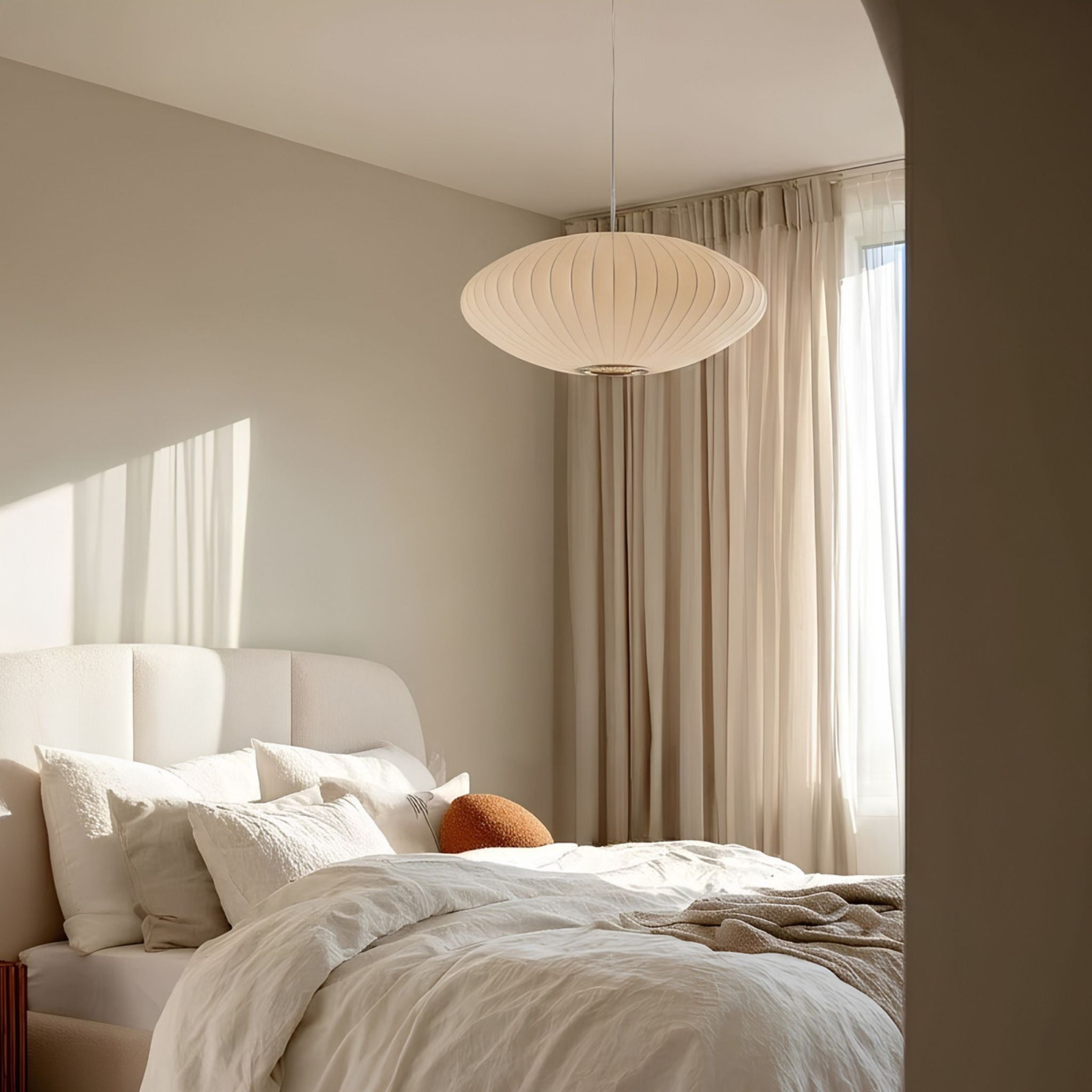 Pumpkin vit taklampa som sovrumslampa i elegant sovrum med ljusa textilier och mjuk atmosfär