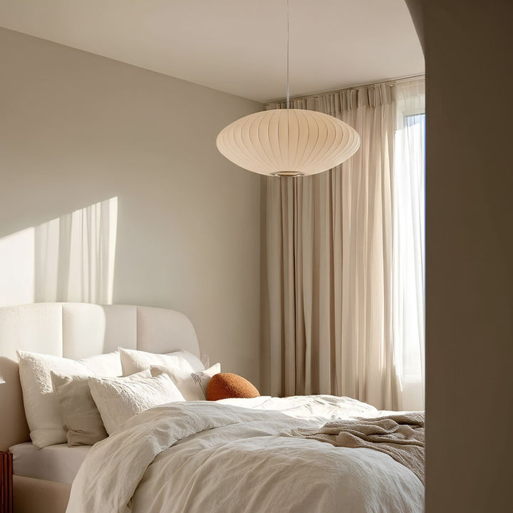 Pumpkin vit taklampa som sovrumslampa i elegant sovrum med ljusa textilier och mjuk atmosfär